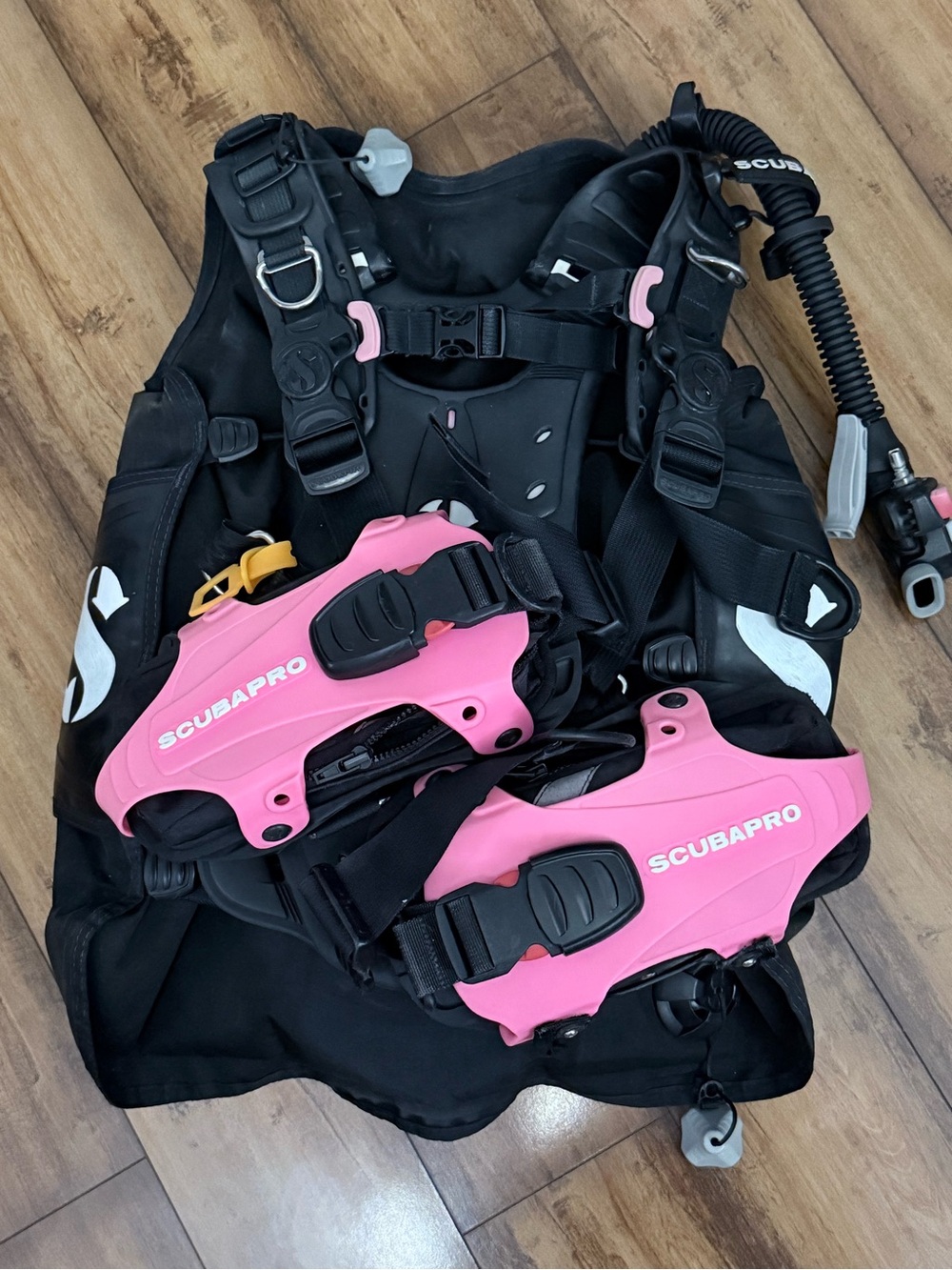 Used Scubapro Hydros Pro BCD – Women’s Medium – Pink/Black